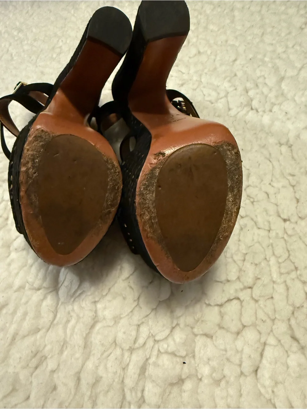 Alaia striking black